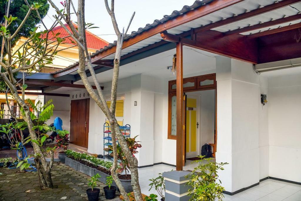 Rumah Larasati Malang Exterior photo
